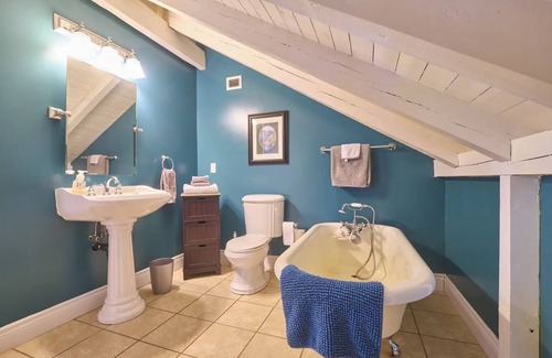 Steady Brook House | Marble Saltbox - hottub