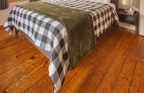 Steady Brook House | Marble Saltbox - hottub