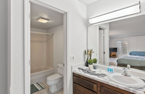 Osage Beach Cottage | Margaritaville - Private Suite w/TV, extra couch!