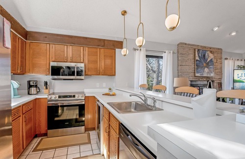 Osage Beach Ski Chalet | MARGARITAVILLE RESORT Tan Tar A Estates-4 Bed 5 Baths with Hot Tub & Fireplace.