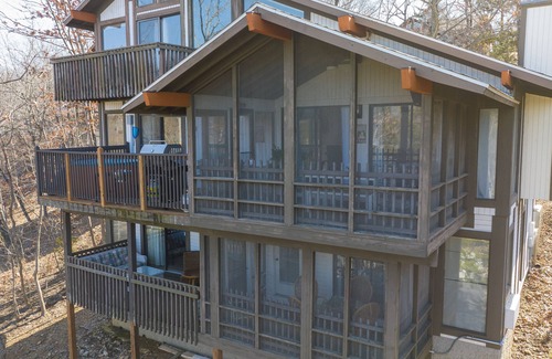 Osage Beach Ski Chalet | MARGARITAVILLE RESORT Tan Tar A Estates-4 Bed 5 Baths with Hot Tub & Fireplace.