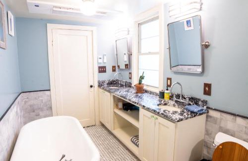 Faubourg Marigny Apartment | Marigny Cottage steps from Frenchmen St