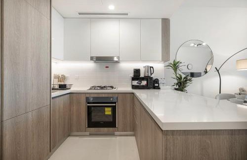 Dubai Marina Apartment | Marina Horizon by LIV High Floor 1BR, For 5 Guests, Dual Gyms & Marina View