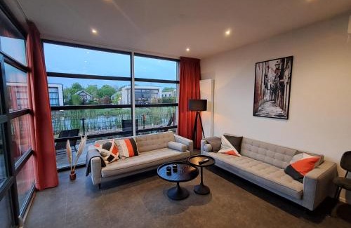 Olburgen House | Marina Strandbad Chalet Land in Sicht mit Zaun Haus Nr 81