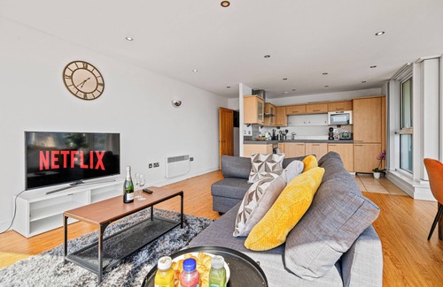 Docklands Apartment | MARINA VIEW HAVEN- Stylish 2-Bedroom Retreat Near Excel London.