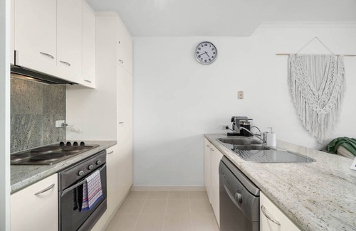 Glenelg Apartment | Marina Views Free Parking, Beachside & Seaview