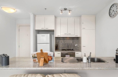 Glenelg Apartment | Marina Views Free Parking, Beachside & Seaview