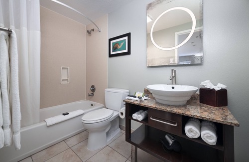 Munras Avenue Hotel | Mariposa Inn & Suites