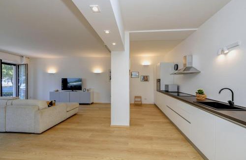 Desenzano del Garda City Centre Apartment | Marriott The Lake Giant with Lake View Renovated 2025 DesenzanoLoft Official Partner Homes & Villas by Marriott Bonvoy