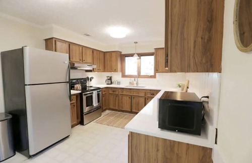Savannah House | Marsh view home w/screened porch, king bed - 7 minutes to downtown!