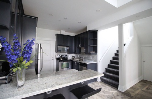 Downtown Victoria Condo | Marvellous Penthouse Loft · 2 Bedroom w/Parking