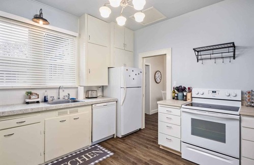 Newberg House | Marvelous Single Level Home in Central Newberg, Fire-Table, Covered Patio, Seven Blocks to Downtown