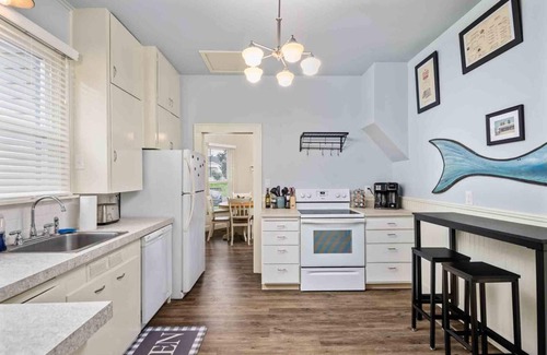 Newberg House | Marvelous Single Level Home in Central Newberg, Fire-Table, Covered Patio, Seven Blocks to Downtown