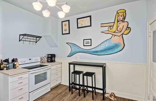 Newberg House | Marvelous Single Level Home in Central Newberg, Fire-Table, Covered Patio, Seven Blocks to Downtown