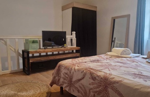 Saint-Martin-de-Valgalgues Apartment | Mas Authentique Avec Piscine: 2 Appartements Pour 10 Personnes et Cuisine D'été