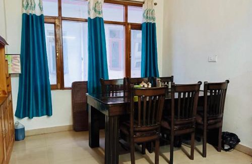 Shimla Hotel | Mashobra Retreat - Budget Friendly ! Staaf Friendly ! Parking ! Lift ! Couple Friendly