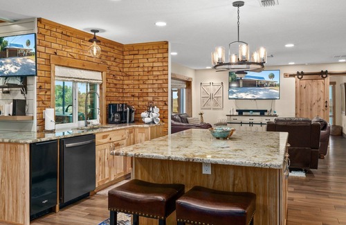 Old Homosassa House | Mason Creek Lodge - Waterfront Pool Home - Fishing - Scalloping