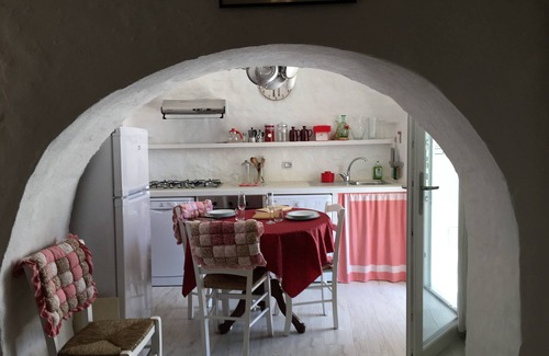 Cisternino Apartment | MASSERIA POESIA-DIMORA ROSSA-TRULLI-vacation-pool supervista-valle d'Itria