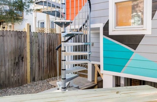 Truxton Circle House | Massive 6BR & 4BA Private Duplex Townhouse Central