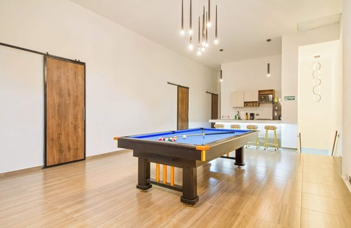 El Poblado Apartment | Massive Jacuzzi - 6 Bedroom with Private Bathroom - 1 block from LLeras P11