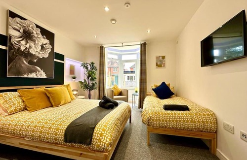 Winton House | Massive New 8 bedroom House Sleeps up to 21 - Accepts Groups - Great Location - FREE Parking - Fast WiFi - Smart TVs - sleeps up to 21 people - Close to Bournemouth & Poole Town Centre & Sandbanks