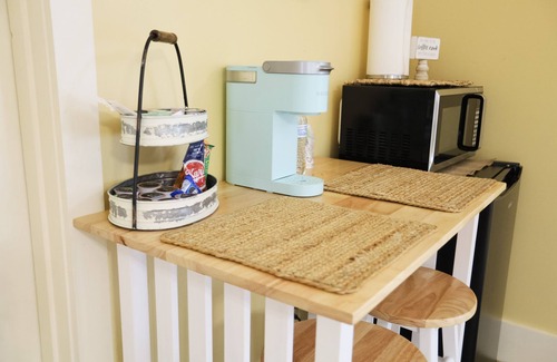 Jefferson House | Massive Room - King Bed-Fireplace-10' Ceilings-50" Widescreen TV