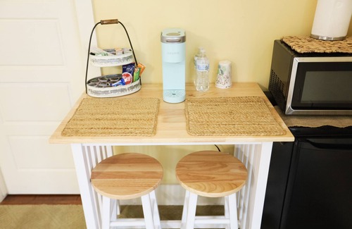 Jefferson House | Massive Room - King Bed-Fireplace-10' Ceilings-50" Widescreen TV