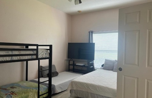 Southeast Orlando House | Master bedroom next to the airport