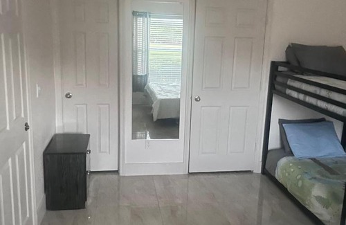 Southeast Orlando House | Master bedroom next to the airport