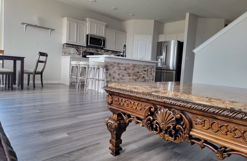 Yukon House | Master bedroom w/private bath
