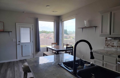 Yukon House | Master bedroom w/private bath