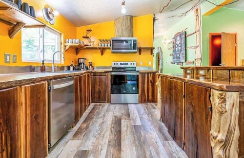 Laurelville Cabin | Master Sculptor's Art Lodge Retreat-Hocking Hills