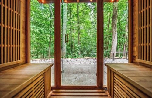 Laurelville Cabin | Master Sculptor's Art Lodge Retreat-Hocking Hills