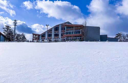 Rowland House | Masthope/Ski Big Bear Community in Northern Pocono Stone's Throw from Lake