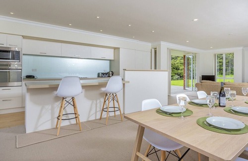 Matakana Cottage | Matakana Views - Matakana Holiday Home