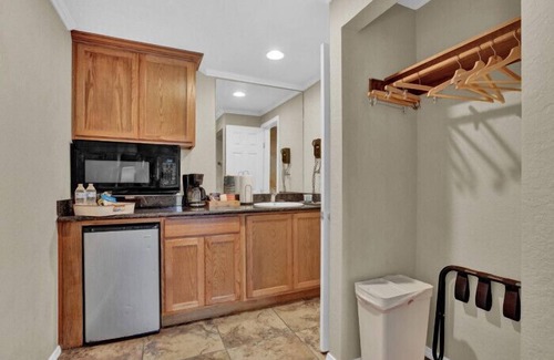 Canyon Lake Hotel | Maven's Inn & Grill