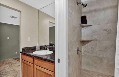 Canyon Lake Hotel | Maven's Inn & Grill