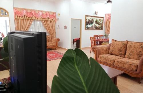 Kampung Telaga Batin Villa | Mawar Homestay Camelia 5 Bedroom 3 Bathroom - Near Airport and Gong Badak Stadium