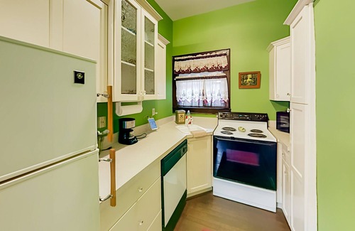 Hendersonville House | Maxwell House | Unique 4-Unit Home | 2 Balconies & 2 Porches | Near Vineyard