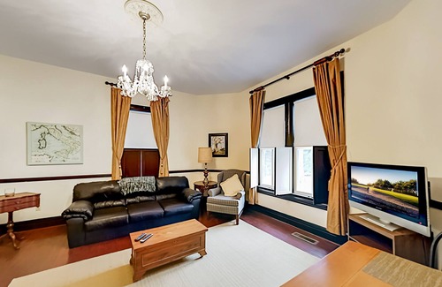 Hendersonville House | Maxwell House | Unique 4-Unit Home | 2 Balconies & 2 Porches | Near Vineyard