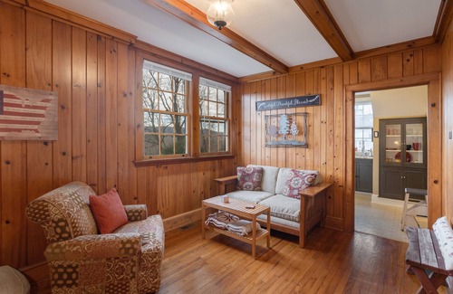Fletcher House | May Acres Cottage -South Asheville amidst 15 acres with sunrise & mountain views