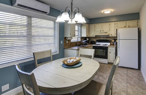 Hollywood Hills Hotel | May-Dee Suites