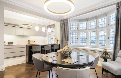 St James Apartment | Mayfair Home | Private Parking & Central AC