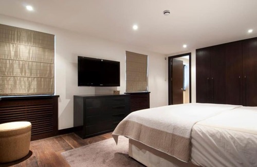 City of Westminster Apartment | Mayfair Penthouse with Rooftop facing Hyde Park