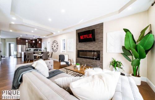 Mayfield Apartment | Mayfield Manor - Hot Tub - KingBed - FireTable - BBQ - Wifi