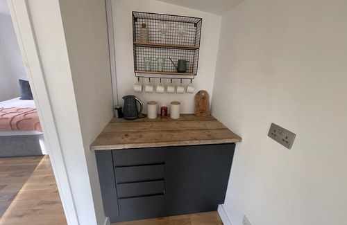 Wraysbury House | Maygrove Retreat - Sleeps 2 - Jacuzzi - Parking