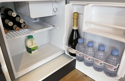 Wraysbury House | Maygrove Retreat - Sleeps 2 - Jacuzzi - Parking