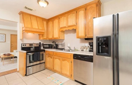 McAllen House | McAllen Majesty 4BR w Pool and Comfort