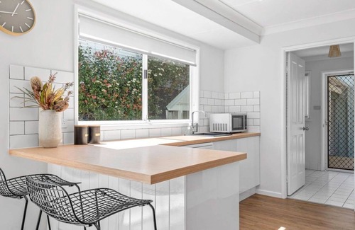 Burrill Lake House | Mcgrath welcomes you to The Lake Hideaway on Kendall