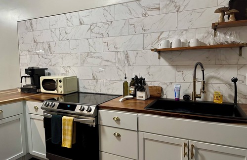 Hermann Apartment | McKittrick Suite - Loft Stay on Katy Trail in Historic Mercantile, 4 min Hermann